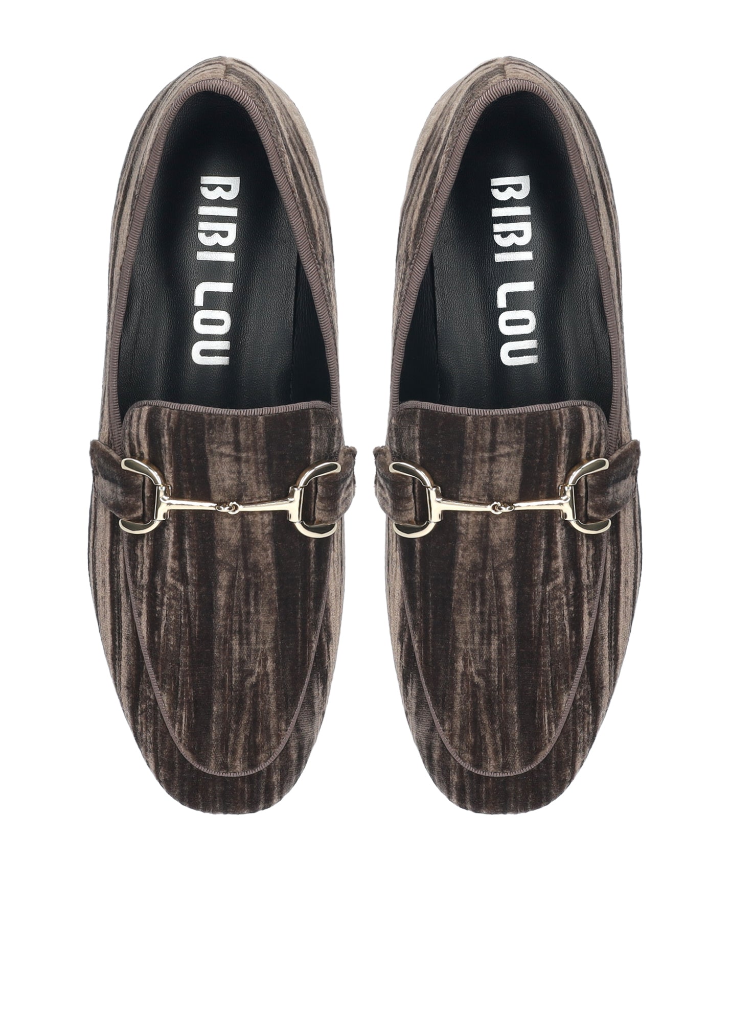 Vista lateral de los mocasines de terciopelo arrugado para mujer Ashe Loafer 20 en color gris, con punta cuadrada, herraje fino y tacón plano de 2 cm de BIBI LOU.
