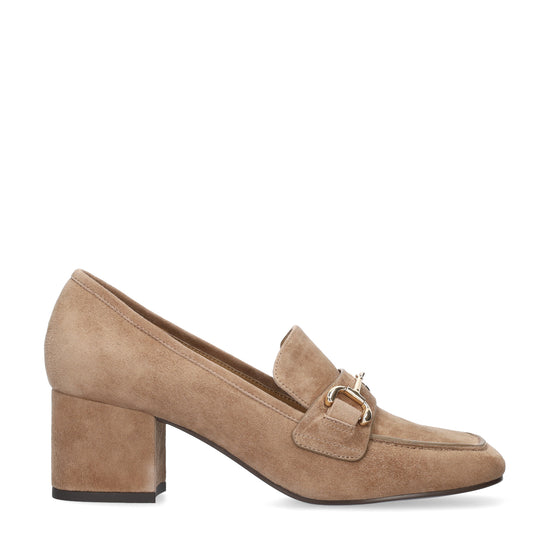 Vista lateral de los zapatos de salón de ante para mujer Ashe Pumps 60 en color taupe con herraje fino de BIBI LOU.