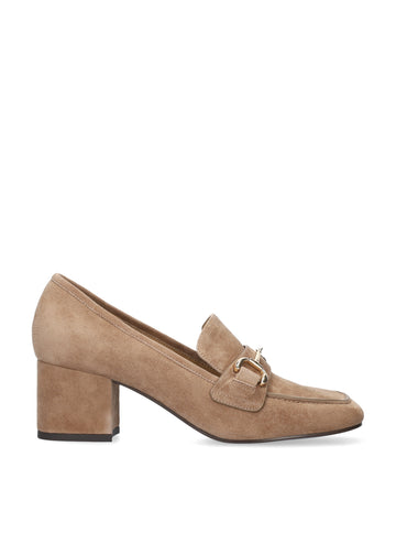 Vista lateral de los zapatos de salón de ante para mujer Ashe Pumps 60 en color taupe con herraje fino de BIBI LOU.