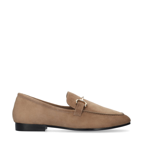 Vista lateral de los mocasines de ante para mujer Ashe Loafer en color taupe de BIBI LOU.