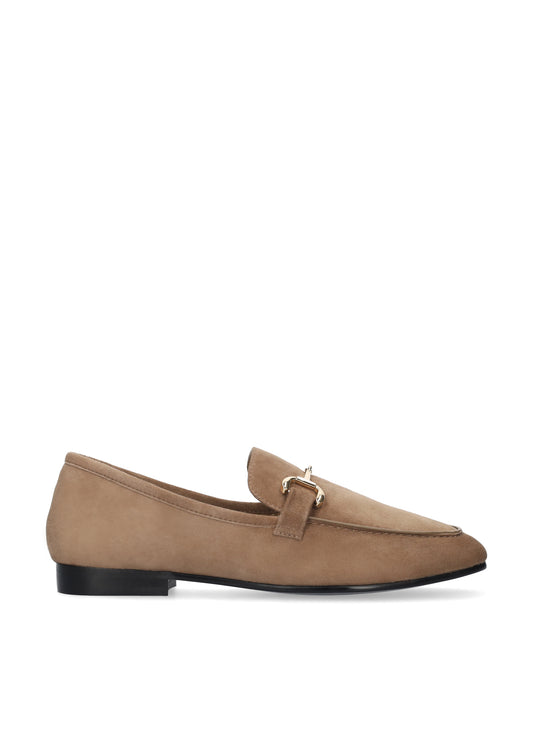 Vista lateral de los mocasines de ante para mujer Ashe Loafer en color taupe de BIBI LOU.