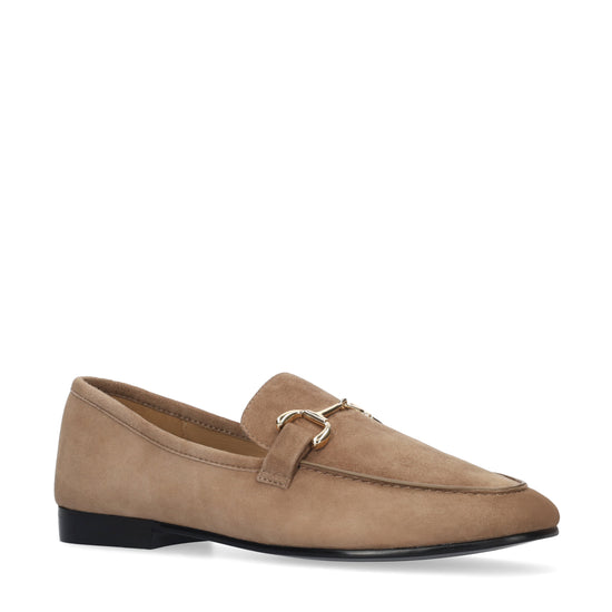 Vista lateral de los mocasines de ante para mujer Ashe Loafer en color taupe de BIBI LOU.