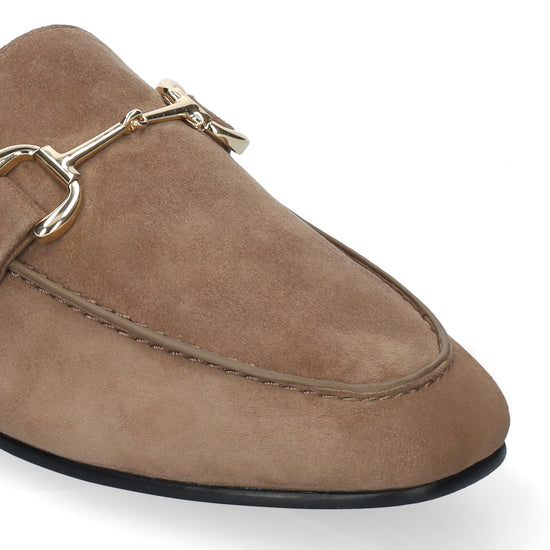 Vista lateral de los mocasines de ante para mujer Ashe Loafer en color taupe de BIBI LOU.