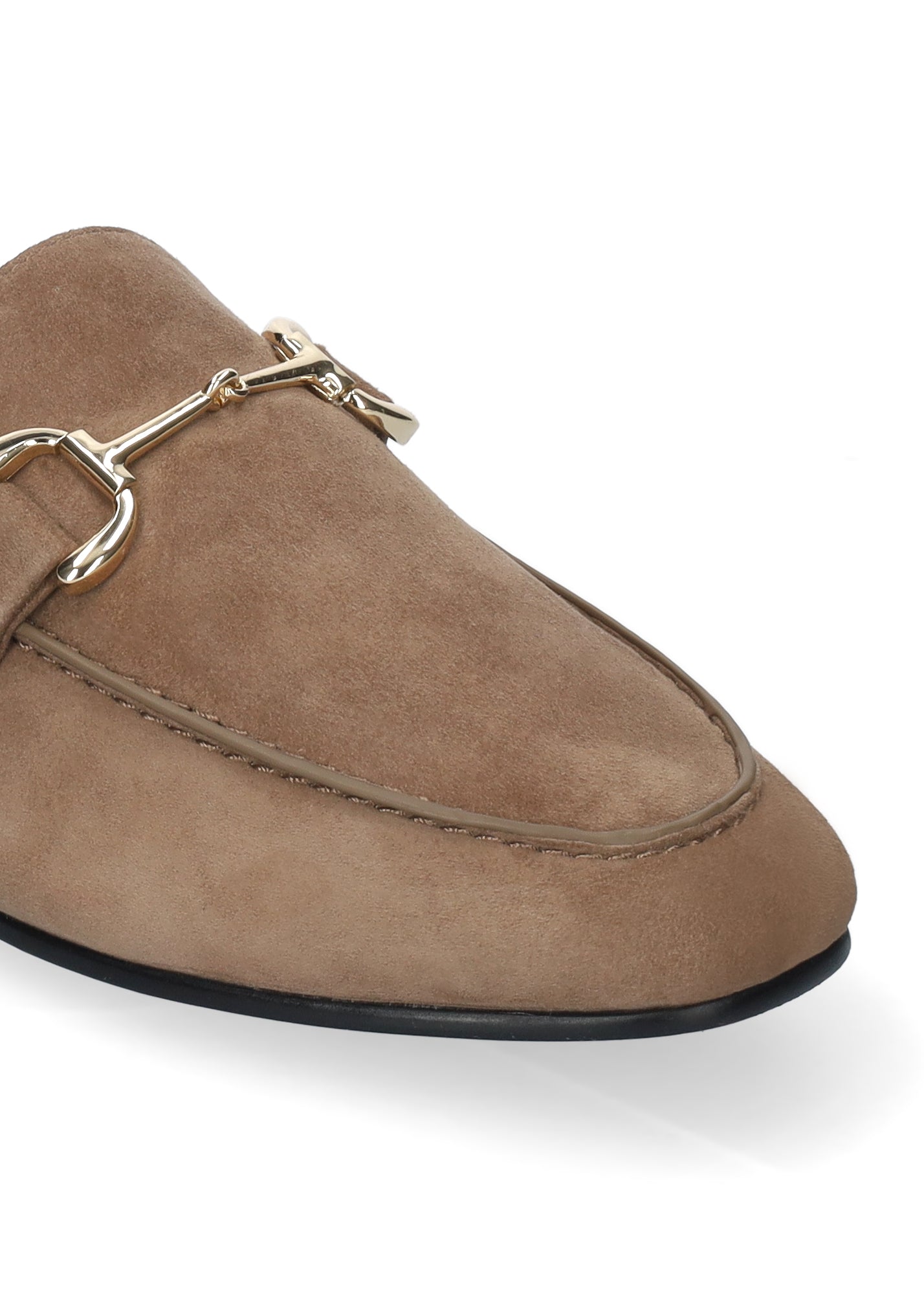 Vista lateral de los mocasines de ante para mujer Ashe Loafer en color taupe de BIBI LOU.
