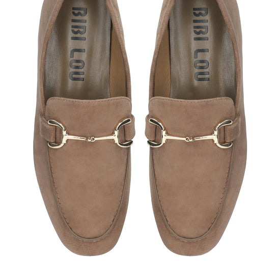 Vista lateral de los mocasines de ante para mujer Ashe Loafer en color taupe de BIBI LOU.