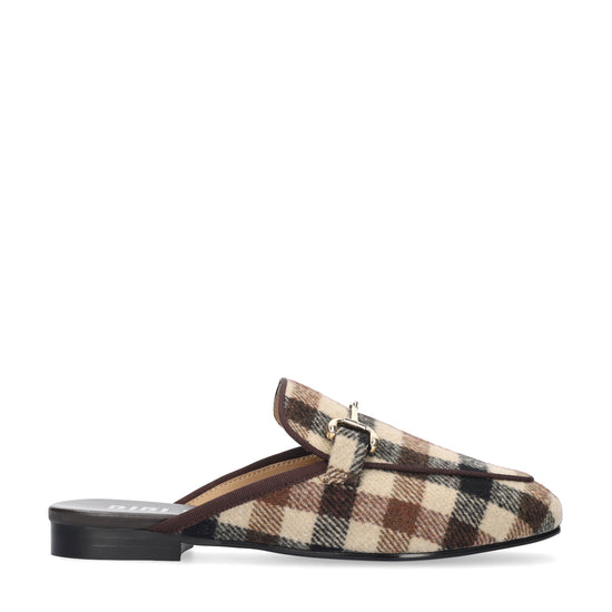 Vista lateral de los mocasines mule de tejido a cuadros para mujer Ashe Mule 20 en tonos beige y marrón, con punta cuadrada y herraje fino de BIBI LOU.