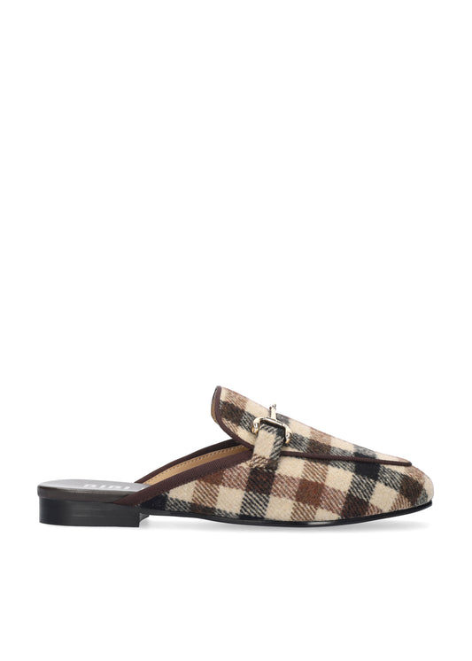 Vista lateral de los mocasines mule de tejido a cuadros para mujer Ashe Mule 20 en tonos beige y marrón, con punta cuadrada y herraje fino de BIBI LOU.