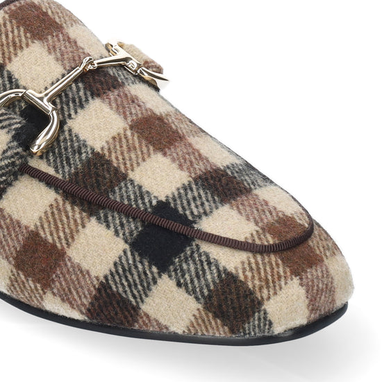 Vista lateral de los mocasines mule de tejido a cuadros para mujer Ashe Mule 20 en tonos beige y marrón, con punta cuadrada y herraje fino de BIBI LOU.