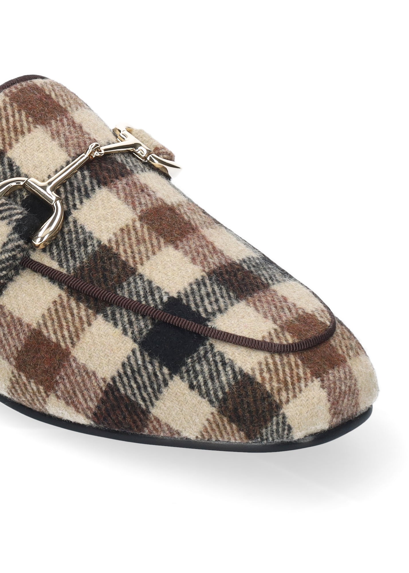Vista lateral de los mocasines mule de tejido a cuadros para mujer Ashe Mule 20 en tonos beige y marrón, con punta cuadrada y herraje fino de BIBI LOU.