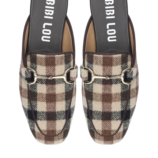 Vista lateral de los mocasines mule de tejido a cuadros para mujer Ashe Mule 20 en tonos beige y marrón, con punta cuadrada y herraje fino de BIBI LOU.