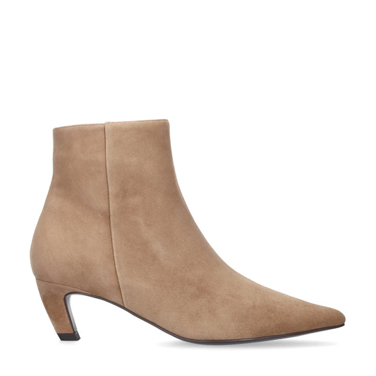 Vista lateral de los botines de ante para mujer Calista Booties 55 en color taupe de BIBI LOU.