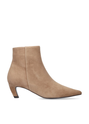 Vista lateral de los botines de ante para mujer Calista Booties 55 en color taupe de BIBI LOU.