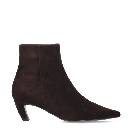 Vista lateral de los botines de ante para mujer Calista Booties 55 en color marrón de BIBI LOU.
