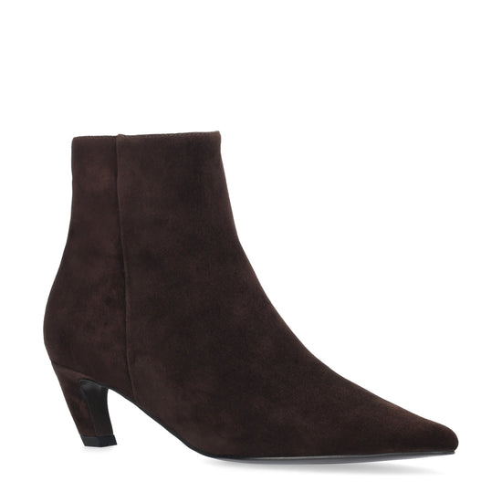Vista lateral de los botines de ante para mujer Calista Booties 55 en color marrón de BIBI LOU.