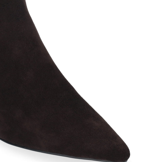 Vista lateral de los botines de ante para mujer Calista Booties 55 en color marrón de BIBI LOU.