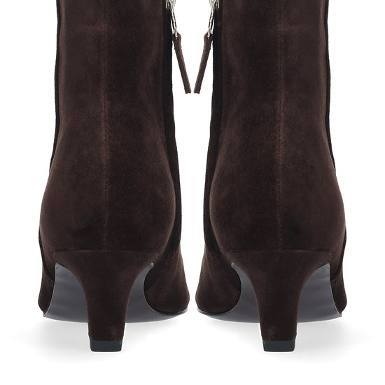 Vista lateral de los botines de ante para mujer Calista Booties 55 en color marrón de BIBI LOU.