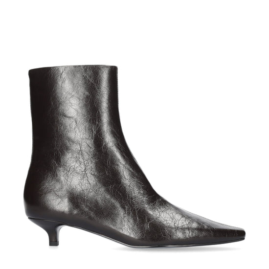 Vista lateral de los botines de piel efecto arrugado para mujer Azra Booties 30 en color marrón, de caña baja, punta cuadrada y tacón de aguja de 3 cm de BIBI LOU.