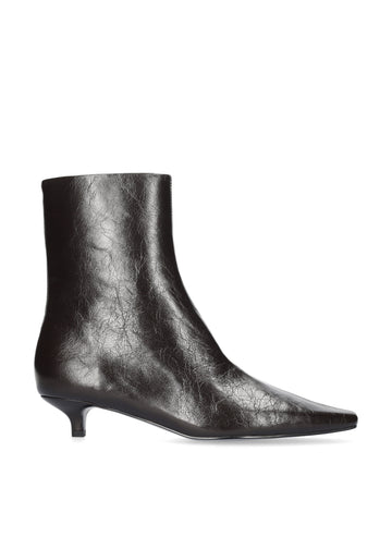 Vista lateral de los botines de piel efecto arrugado para mujer Azra Booties 30 en color marrón, de caña baja, punta cuadrada y tacón de aguja de 3 cm de BIBI LOU.