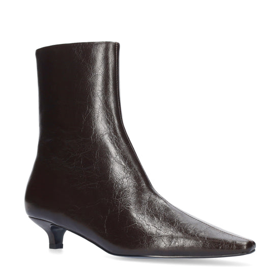 Vista lateral de los botines de piel efecto arrugado para mujer Azra Booties 30 en color marrón, de caña baja, punta cuadrada y tacón de aguja de 3 cm de BIBI LOU.