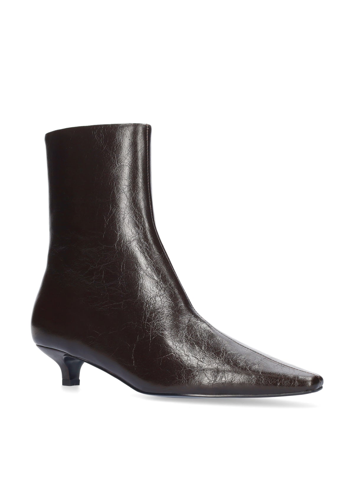Vista lateral de los botines de piel efecto arrugado para mujer Azra Booties 30 en color marrón, de caña baja, punta cuadrada y tacón de aguja de 3 cm de BIBI LOU.