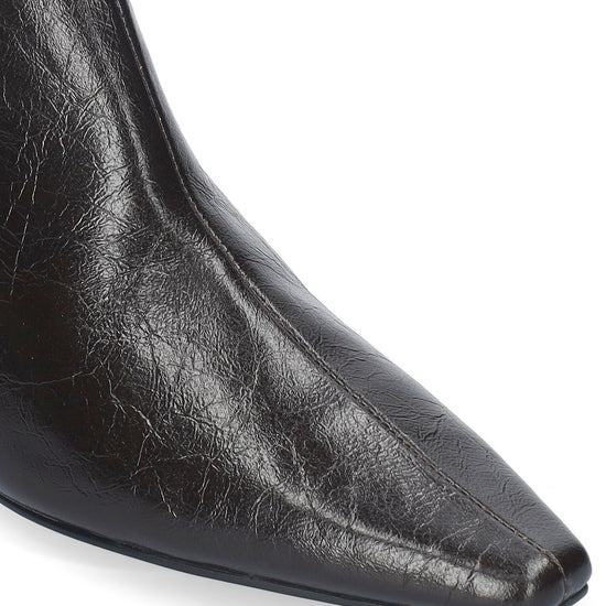 Vista lateral de los botines de piel efecto arrugado para mujer Azra Booties 30 en color marrón, de caña baja, punta cuadrada y tacón de aguja de 3 cm de BIBI LOU.