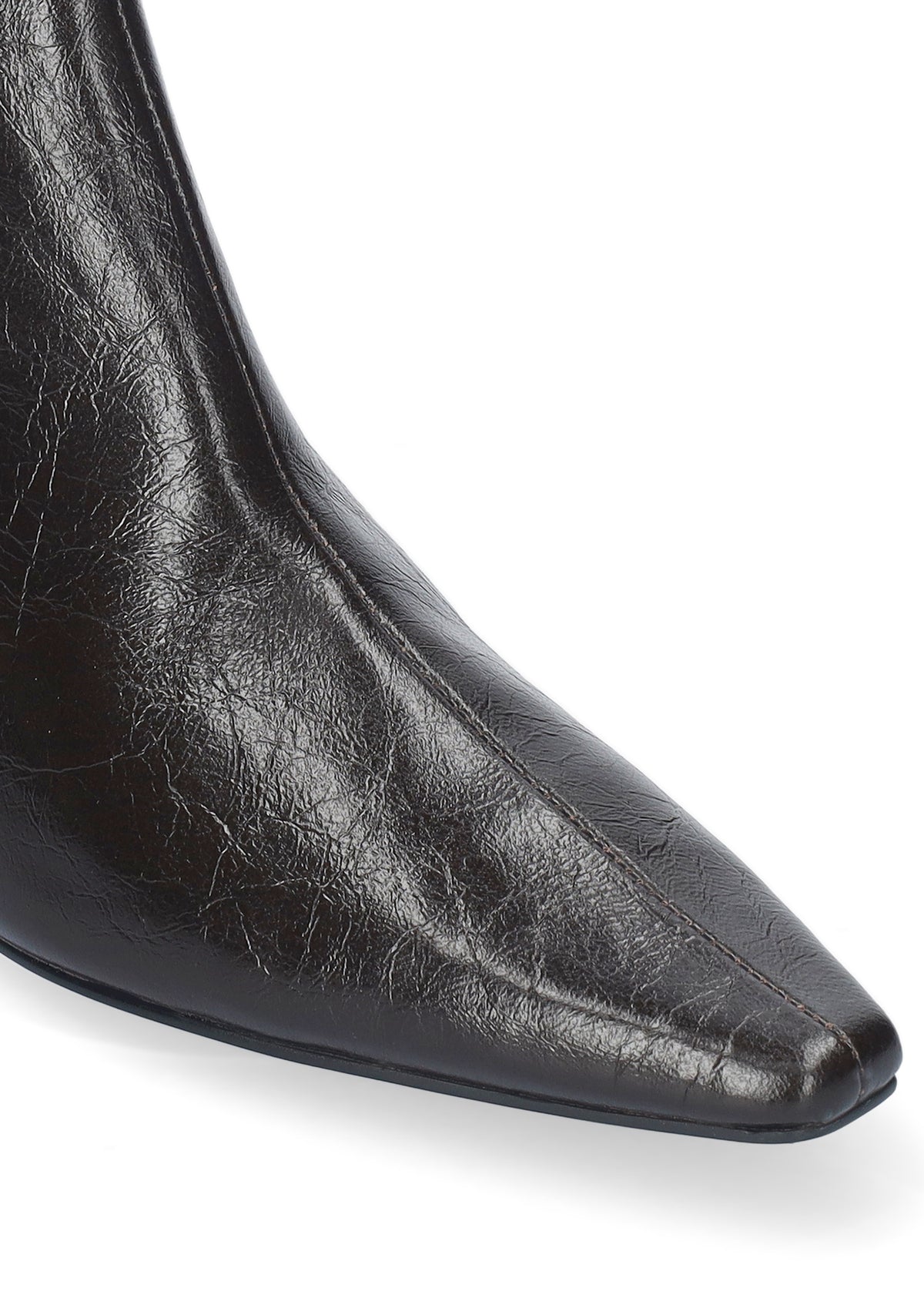 Vista lateral de los botines de piel efecto arrugado para mujer Azra Booties 30 en color marrón, de caña baja, punta cuadrada y tacón de aguja de 3 cm de BIBI LOU.