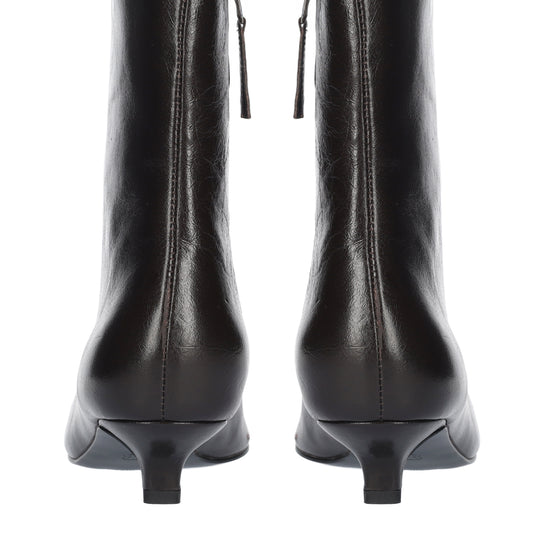 Vista lateral de los botines de piel efecto arrugado para mujer Azra Booties 30 en color marrón, de caña baja, punta cuadrada y tacón de aguja de 3 cm de BIBI LOU.