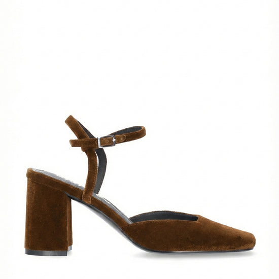 Vista lateral de los zapatos de salón destalonados de terciopelo para mujer Emily Pumps 85 con tira al tobillo en color ocre de BIBI LOU.