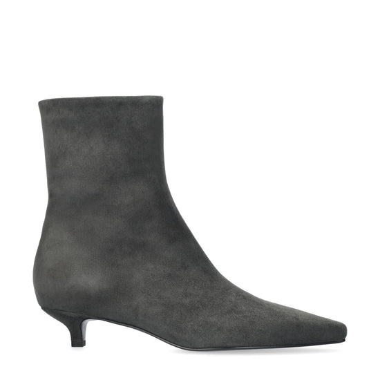 Vista lateral de los botines de ante para mujer Azra Booties 30 en color antracita, de caña baja, punta cuadrada y tacón de aguja de 3 cm de BIBI LOU.