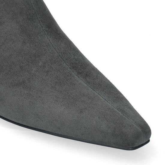 Vista lateral de los botines de ante para mujer Azra Booties 30 en color antracita, de caña baja, punta cuadrada y tacón de aguja de 3 cm de BIBI LOU.