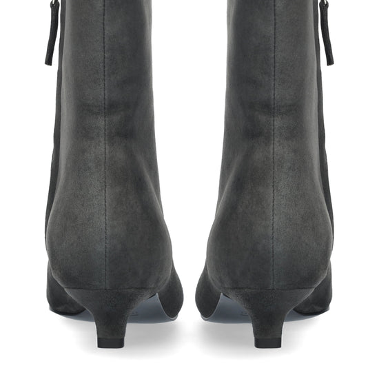 Vista lateral de los botines de ante para mujer Azra Booties 30 en color antracita, de caña baja, punta cuadrada y tacón de aguja de 3 cm de BIBI LOU.