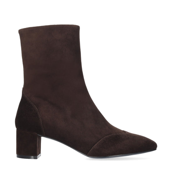 Vista lateral de los botines de ante para mujer Soren Booties 50 en color marrón, de caña media, punta cuadrada y tacón de bloque de 5 cm de BIBI LOU.