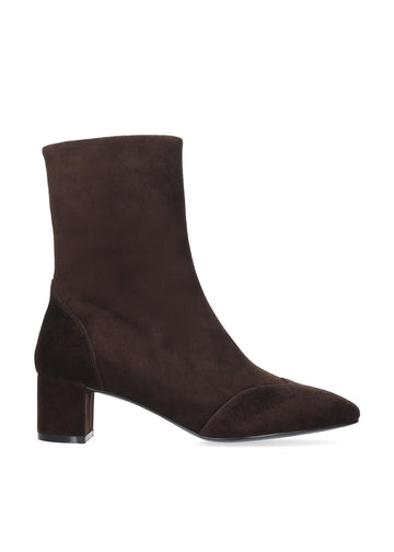 Vista lateral de los botines de ante para mujer Soren Booties 50 en color marrón, de caña media, punta cuadrada y tacón de bloque de 5 cm de BIBI LOU.