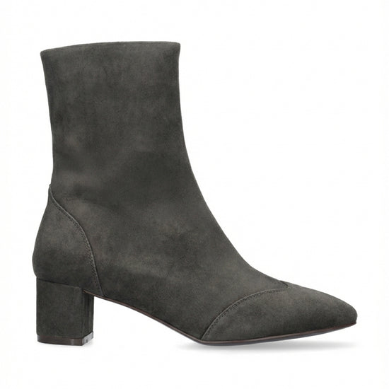 Vista lateral de los botines de ante para mujer Soren Booties 50 en color antracita, de caña media, punta cuadrada y tacón de bloque de 5 cm de BIBI LOU.