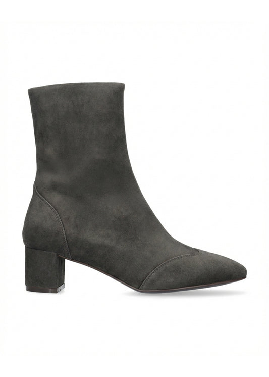 Vista lateral de los botines de ante para mujer Soren Booties 50 en color antracita, de caña media, punta cuadrada y tacón de bloque de 5 cm de BIBI LOU.