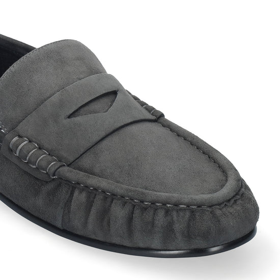 Vista lateral de los mocasines de ante para mujer Lyra Loafers 15 en color antracita, con punta redonda y tacón plano de 1,5 cm de BIBI LOU.