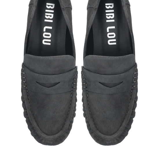 Vista lateral de los mocasines de ante para mujer Lyra Loafers 15 en color antracita, con punta redonda y tacón plano de 1,5 cm de BIBI LOU.