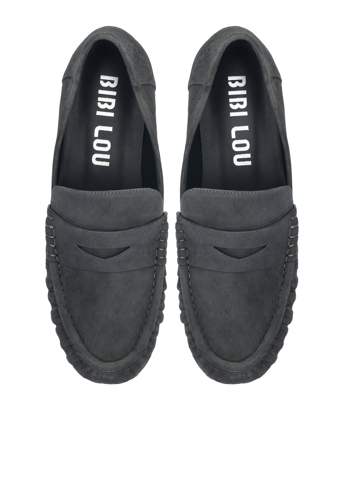 Vista lateral de los mocasines de ante para mujer Lyra Loafers 15 en color antracita, con punta redonda y tacón plano de 1,5 cm de BIBI LOU.