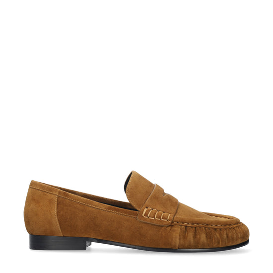 Vista lateral de los mocasines de ante para mujer Lyra Loafers 15 en color cuero, con punta redonda y tacón plano de 1,5 cm de BIBI LOU.