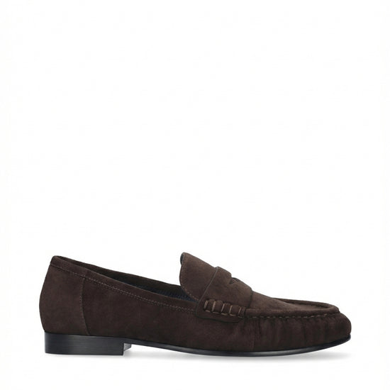 Vista lateral de los mocasines de ante para mujer Lyra Loafers 15 en color marrón, con punta redonda y tacón plano de 1,5 cm de BIBI LOU.