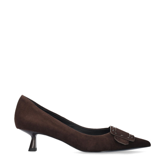 Vista lateral de los zapatos de salón de ante para mujer Altair Pumps 40 en color marrón, con punta afilada, adorno con pespunte grueso y tacón de aguja de 4 cm de BIBI LOU.