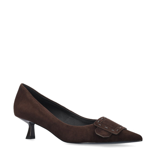 Vista lateral de los zapatos de salón de ante para mujer Altair Pumps 40 en color marrón, con punta afilada, adorno con pespunte grueso y tacón de aguja de 4 cm de BIBI LOU.