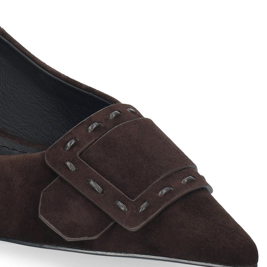 Vista lateral de los zapatos de salón de ante para mujer Altair Pumps 40 en color marrón, con punta afilada, adorno con pespunte grueso y tacón de aguja de 4 cm de BIBI LOU.