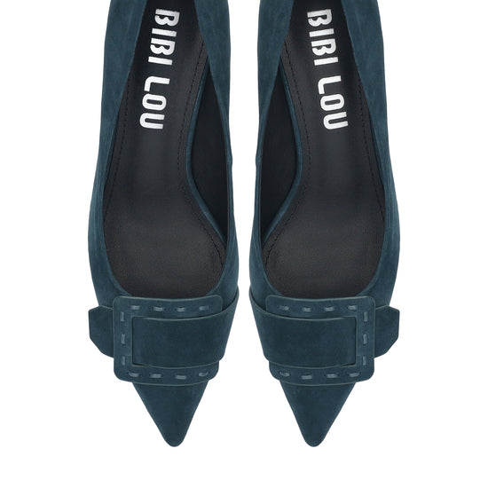 Vista lateral de los zapatos de salón de ante para mujer Altair Pumps 40 en color pino, con punta afilada, adorno con pespunte grueso y tacón de aguja de 4 cm de BIBI LOU.