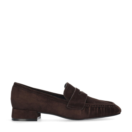 Vista lateral de los mocasines de ante para mujer Lyra Loafers 25 en color marrón, con punta cuadrada y tacón de bloque de 2,5 cm de BIBI LOU.