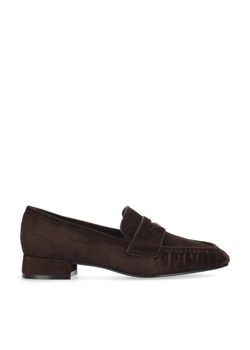 Vista lateral de los mocasines de ante para mujer Lyra Loafers 25 en color marrón, con punta cuadrada y tacón de bloque de 2,5 cm de BIBI LOU.