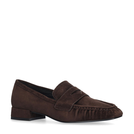 Vista lateral de los mocasines de ante para mujer Lyra Loafers 25 en color marrón, con punta cuadrada y tacón de bloque de 2,5 cm de BIBI LOU.
