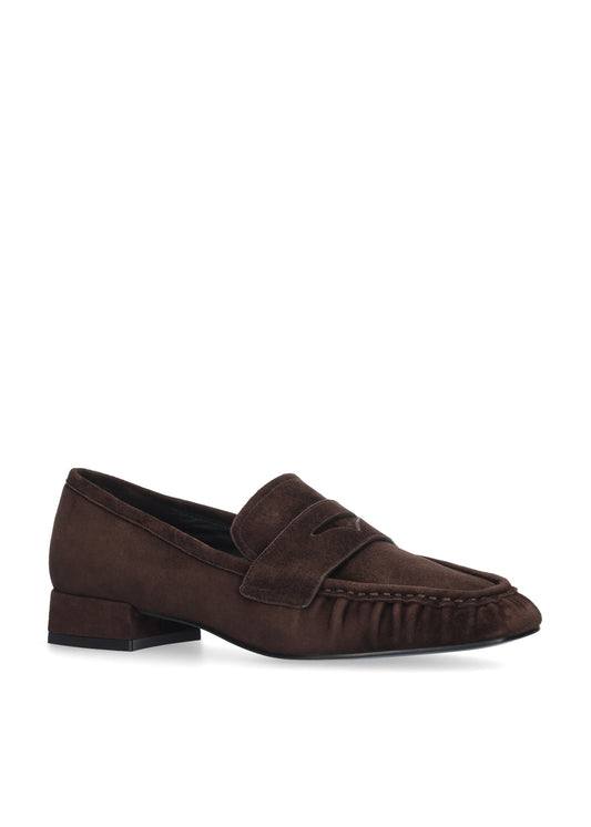 Vista lateral de los mocasines de ante para mujer Lyra Loafers 25 en color marrón, con punta cuadrada y tacón de bloque de 2,5 cm de BIBI LOU.