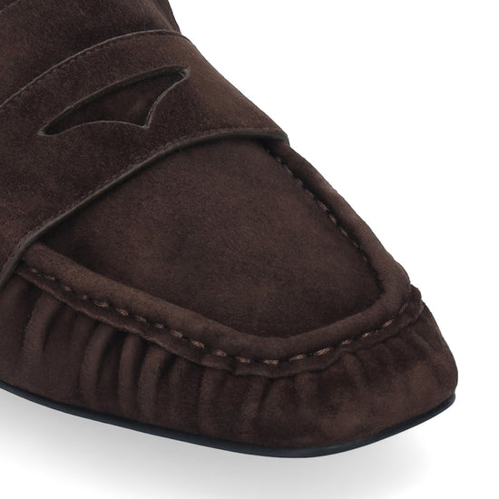 Vista lateral de los mocasines de ante para mujer Lyra Loafers 25 en color marrón, con punta cuadrada y tacón de bloque de 2,5 cm de BIBI LOU.