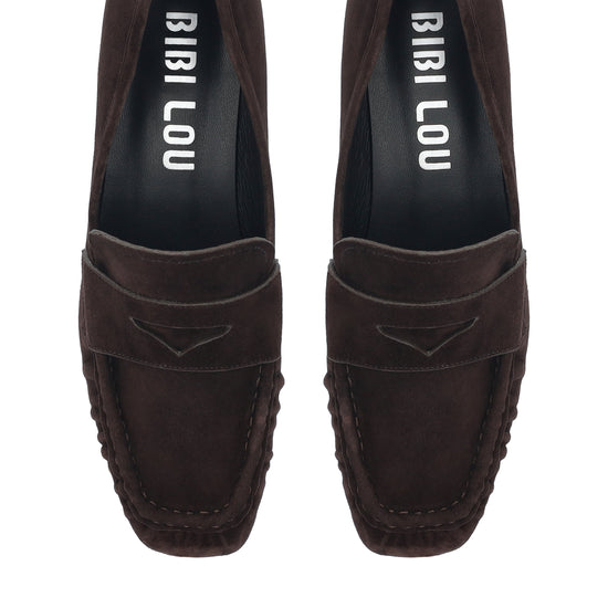 Vista lateral de los mocasines de ante para mujer Lyra Loafers 25 en color marrón, con punta cuadrada y tacón de bloque de 2,5 cm de BIBI LOU.